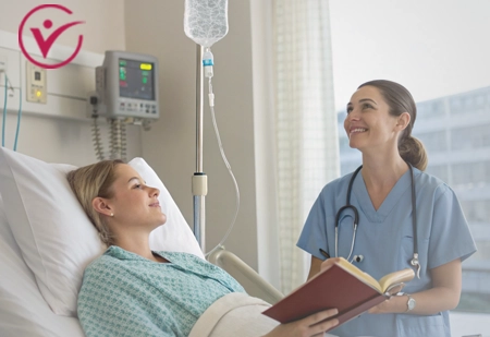 Пациент принимает капельницу с физраствором